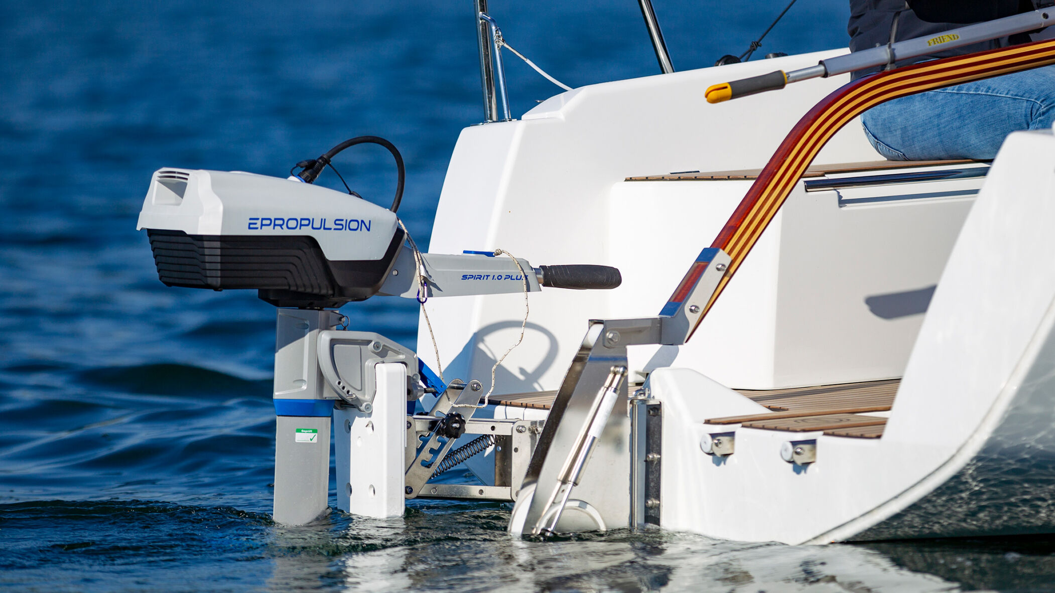 Ein Spirit 1.0 PLUS Außenborder an einem Segelboot